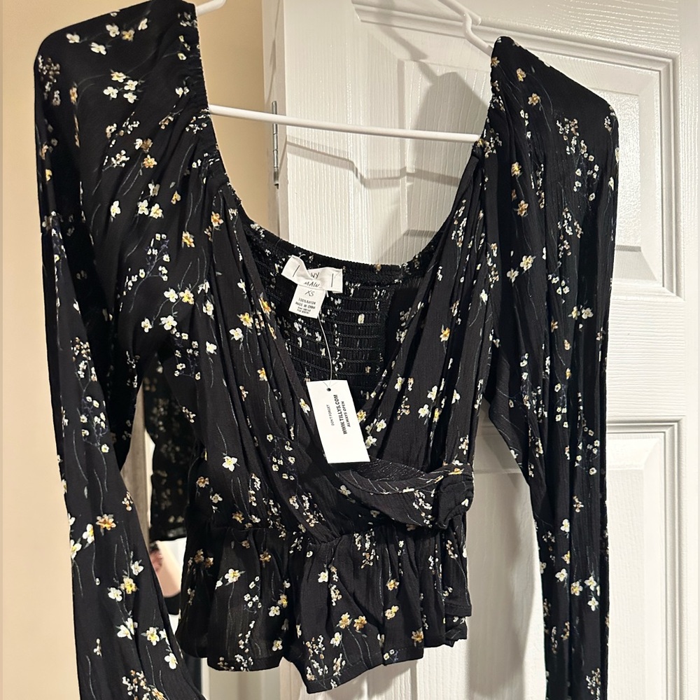Tillys Ivy & Main Black floral top long sleeve